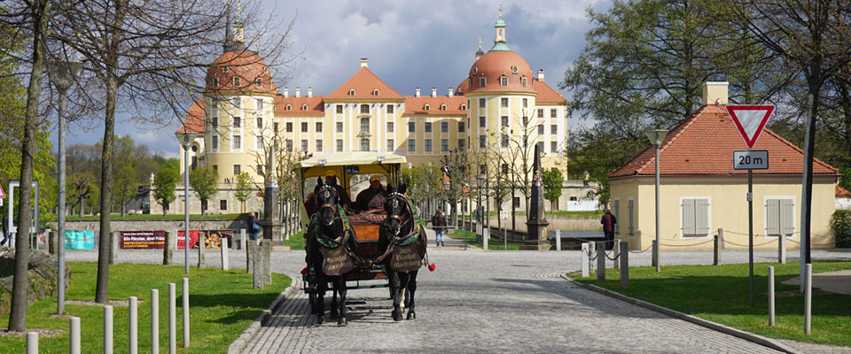 Pferdekutsche vor dem Schloss Moritzburg